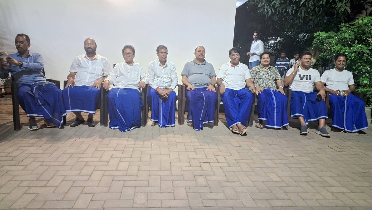ଲୁଙ୍ଗୀ 

୨୦୨୪ରେ ଖାଲି ନବୀନ ପଟ୍ଟନାୟକ ଆଉ ଲୁଙ୍ଗି ମ୍ୟାନ ଖାଲି ପିନ୍ଧି ଥିଲେ। ଏ ବର୍ଷ ପୁରା ବିଜେଡି ପିନ୍ଧି ଦେଲା।

୨୦୨୪ ରେ ଏମାନେ ସରକାର ରୁ ଯାଇଥିଲେ ଲାଗୁଛି ଏ ବର୍ଷ ପୁରା ଦଳ ଟା ଚାଲିଯିବ।