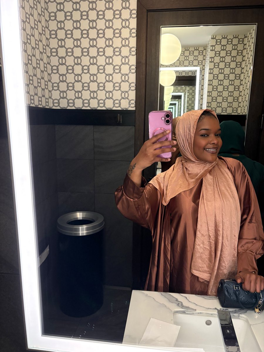 mercedessaniyah's tweet photo. 🌙 https://t.co/hiVqoVZnqA