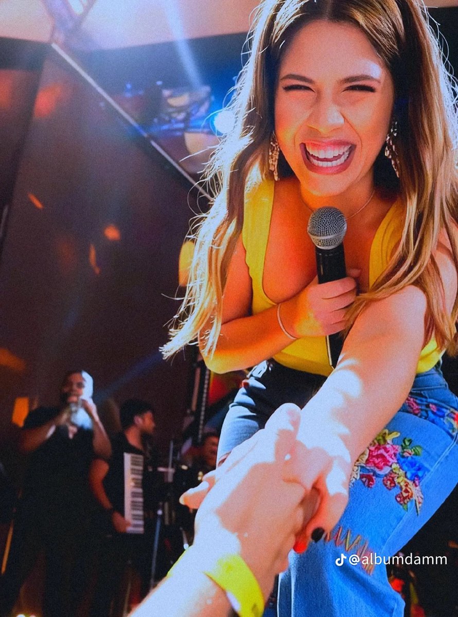 "O sorriso dela é a moldura perfeita para a voz que a gente aprendeu amar"💛