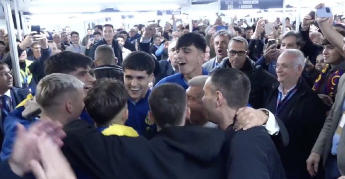 GxlDePaulinho's tweet photo. Los jugadores del Barça yendo a votar y cantar con Laporta. Para Font esto también es cosa de Echevarría https://t.co/GSjbj2fNWt