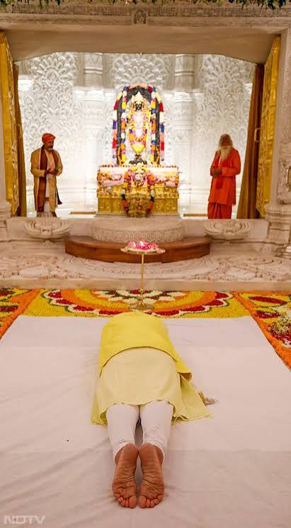 BharatMantram's tweet photo. 🌸 *एक विनम्र आमंत्रण…*
यदि आपके दिन की शुरुआत भी प्रभु श्रीराम के स्मरण से होती है, तो आज की इस पावन प्रभात में कुछ क्षण हमारे साथ भी जुड़िए।

🎙 *आइए, रामनाम की इस सतत यात्रा में सहभागी बनें:*
https://t.co/Z5l5HkiyOJ

📿 *दो वर्ष+ / 28 मास / 869 दिवस से निरंतर…*

#MereRam #SabkeRam #ShriRamcharitmanas

✨ *रामनाम से आलोकित 869 वीं पावन प्रभात!*

*16 मार्च | प्रातः 5:10 बजे*

🚩 *22 जनवरी 2024 को श्रीरामलला की प्राण प्रतिष्ठा के शुभ अवसर से प्रारंभ हुई यह रामनाम यात्रा,*
आज भी भक्ति, श्रद्धा और प्रभु की कृपा से अविराम प्रवाहित हो रही है।
हर दिन - राम स्मरण।
हर प्रभात - राम कृपा।

📖 *आज का पाठ:*
*श्रीरामचरितमानस - उत्तर काण्ड | छंद 13.1*

*छंद:*
जय राम रमारमनं समनं। 
भवताप भयाकुल पाहि जनं॥
अवधेस सुरेस रमेस बिभो। 
सरनागत मागत पाहि प्रभो॥1॥

*भावार्थ:*
हे राम! हे रमारमण (लक्ष्मीकांत)! हे जन्म-मरण के संताप का नाश करने वाले! आपकी जय हो, आवागमन के भय से व्याकुल इस सेवक की रक्षा कीजिए। हे अवधपति! हे देवताओं के स्वामी! हे रमापति! हे विभो! मैं शरणागत आपसे यही माँगता हूँ कि हे प्रभो! मेरी रक्षा कीजिए॥1॥

🌼 *रामनाम से बढ़कर कोई आश्रय नहीं।*
🌞 *रामस्मरण से श्रेष्ठ कोई प्रभात नहीं।*

🙏 *आइए, आज की सुबह भी राममय बनाएं।*
*जय श्रीराम!* 🚩