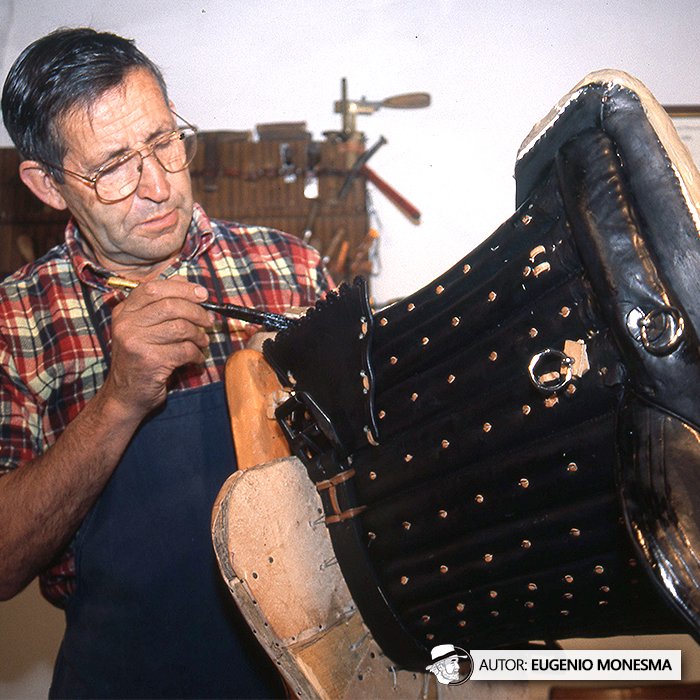 EugenioMonesma's tweet image. 🐎🤠 Cuero, paja y mucha maña: el arte de hacer una #SILLA VAQUERA para montar a #CABALLO.

Sebastián era en 1999 uno de los #guarnicioneros que mejor conservaba las viejas técnicas de elaboración de las #monturas vaqueras.

📽️ Documental COMPLETO (27'): youtu.be/UJKQaG01uX4