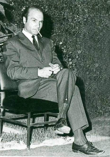 Ali Şeriati'nin Kölelere Mektubu.

Kardeşim!
Sen efendini tanıyordun. Sana vurulan kırbacın acısını hissediyordun. Köle olduğunu biliyordun. Seni kimin köleleştirdiğini biliyordun.

Ama biz bugün senin kadar şanslı değiliz.

Biz de köleyiz. Fakat kimin kölesi olduğumuzu