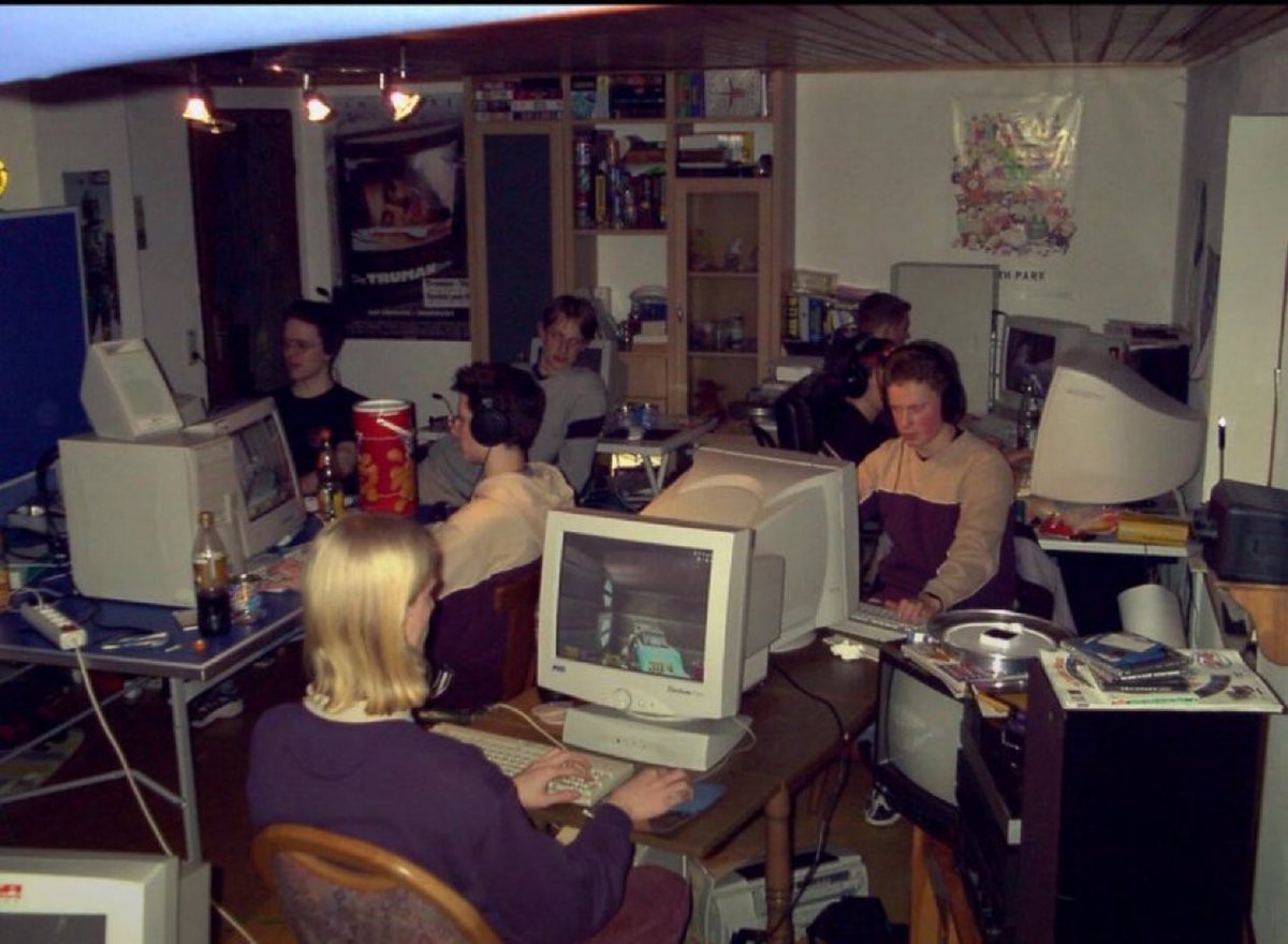 GamewithDave's tweet image. No gaming chairs. No fancy desks. Just ball mice, chunky CRTs, and sketchy internet. LAN parties were the golden era of gaming..