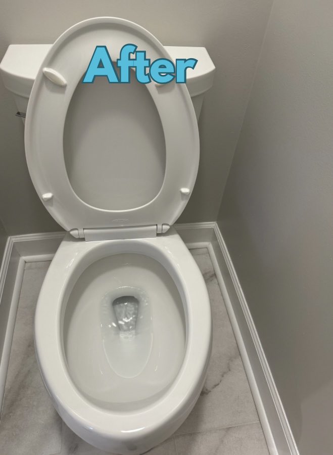 CalhounCleaning's tweet photo. Quick Toilet Tip: 🚽 ✨🪠

After using your regular toilet brush, sandwich the handle between the bowl and the seat so the brush drips dry into the water for 10 minutes.

Drying it keeps the bathroom smelling fresh and the brush sanitary. https://t.co/F2YHpT4MZl