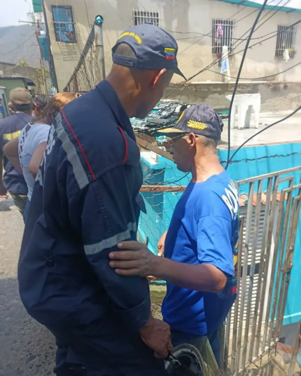 webnotitarde's tweet image. #PAIS |📷📷 Una ruptura de una tubería matriz de aproximadamente 20 pulgadas se registró en la calle Ayacucho, perteneciente a la Comuna Fabricio Vive, en la parroquia Sucre, en #Catia, el sábado #14Mar 

Al menos 15 viviendas resultaron afectadas
 
📷: @cpablopalacios