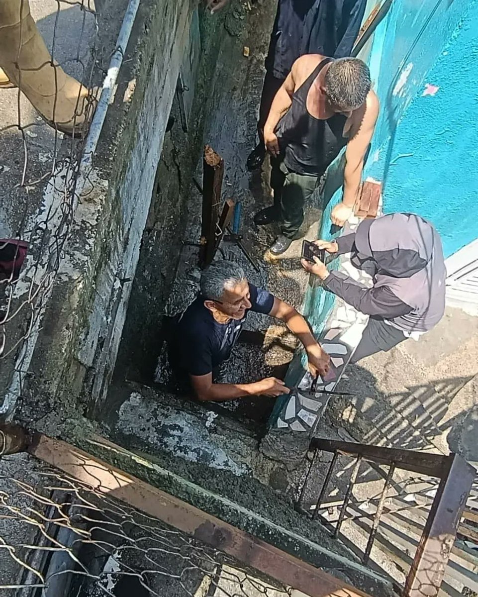 webnotitarde's tweet image. #PAIS |📷📷 Una ruptura de una tubería matriz de aproximadamente 20 pulgadas se registró en la calle Ayacucho, perteneciente a la Comuna Fabricio Vive, en la parroquia Sucre, en #Catia, el sábado #14Mar 

Al menos 15 viviendas resultaron afectadas
 
📷: @cpablopalacios