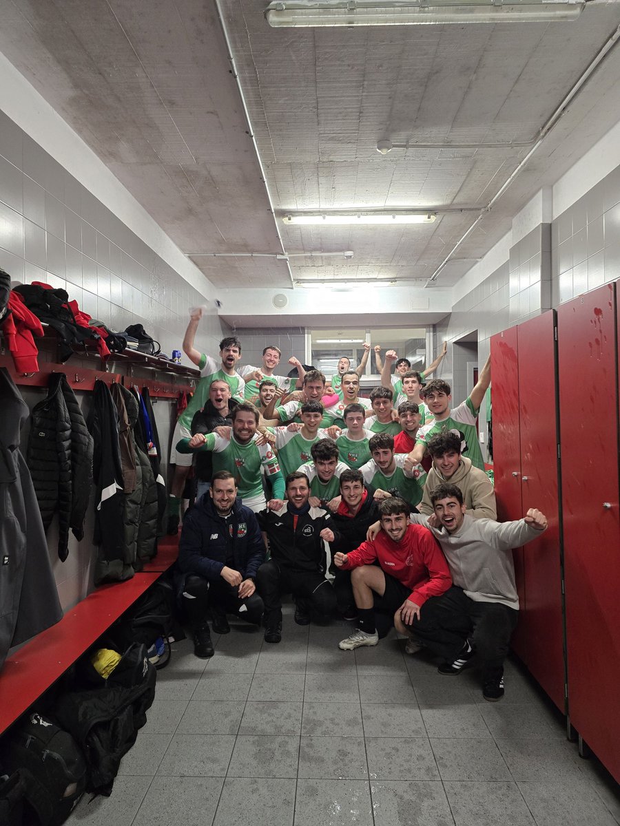 🚨Gure Seniorrak garaipen agoniko oso garrantzitsua lortu du aurkari zuzen baten aurka, markagailua azken unean iraulita! ⚽🔥
--------
Importantísima victoria agónica de nuestro Sénior contra un rival directo, dándole la vuelta al marcador en el último momento. 

AUPA URRE!!!💚