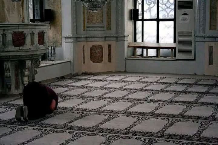 ولا داعيًا إلّا أجبتهُ
ولا مريضًا إلا شفيته،
ولا مَيتًا إلا رَحمته،
ولا عازبًا إلا زوجته،
ولا محرومًا إلا اعطيته،
ولا مبتلي إلا عافيته 
وآتي كُل ذي سُؤلٍ سُؤلهُ، 
ولا تبتلي أحدًا في مَطلبهِ.
آمين.'