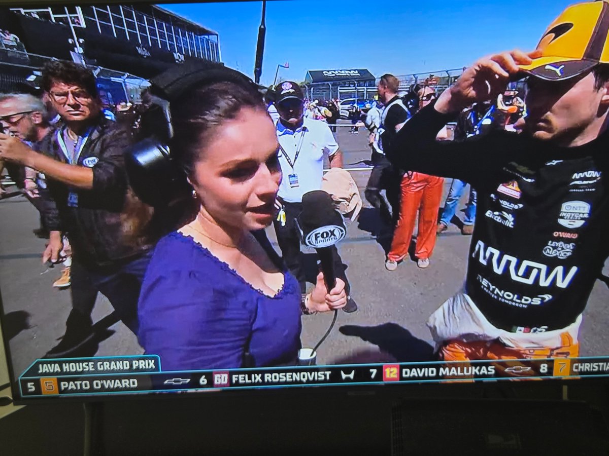 b.Favorite tweet media