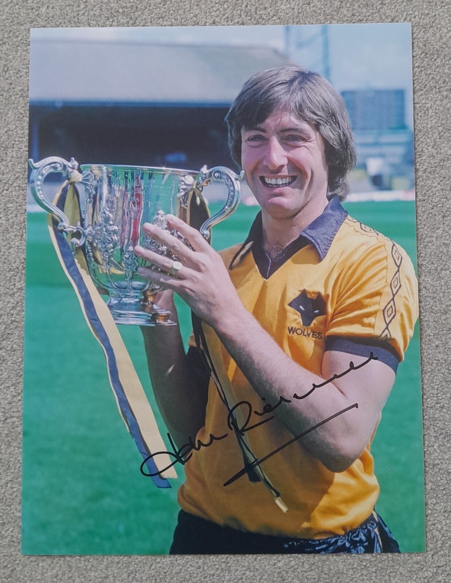 wolvesshirts's tweet image. 🏆On this day in 1980 Wolves claimed the League Cup trophy, beating Nottingham Forest 1-0 at Wembley. Andy Gray scored winning goal. Here is a match worn and squad signed number 10 shirt from that period, our last major trophy achieved five years before I was born🐺
#wwfc #wolves