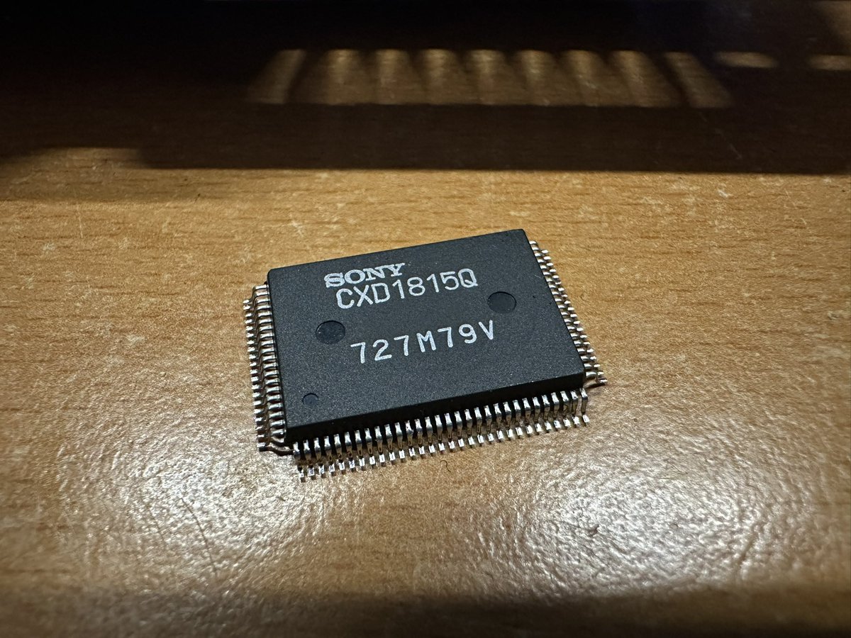 retroredrum's tweet photo. Après qq heures j’ai enfin réussi à mettre le doigt sur l’origine du bug étrange de cette PS1 (logo buggé, texte dupliqué et impossible de charger un jeu). C’est la puce CXD1815Q, en charge du décodage des données du lecteur CD, qui était en faute. 
#playstation #ps1 #reparation https://t.co/5u1tqVd4zb