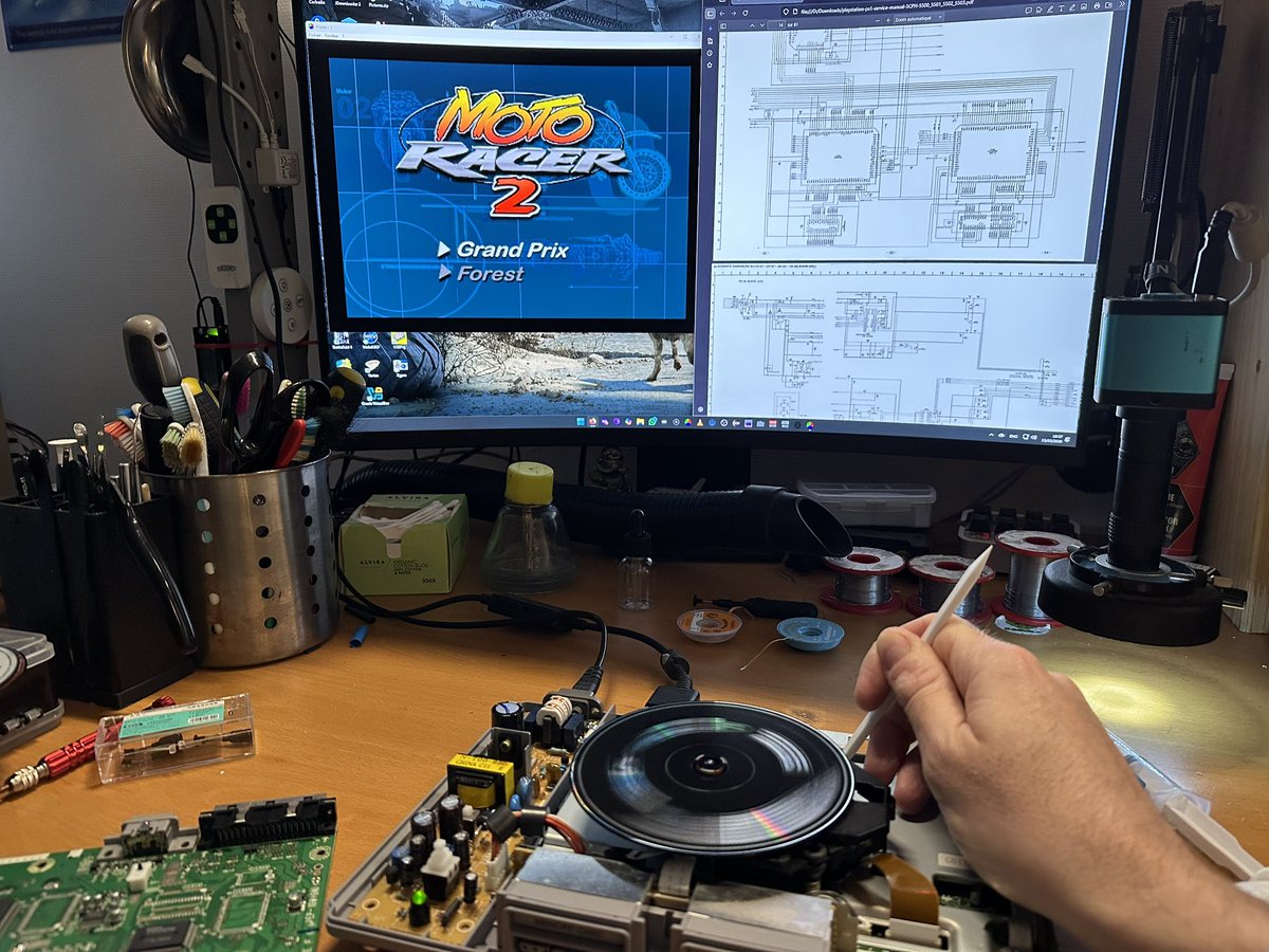retroredrum's tweet photo. Après qq heures j’ai enfin réussi à mettre le doigt sur l’origine du bug étrange de cette PS1 (logo buggé, texte dupliqué et impossible de charger un jeu). C’est la puce CXD1815Q, en charge du décodage des données du lecteur CD, qui était en faute. 
#playstation #ps1 #reparation https://t.co/5u1tqVd4zb