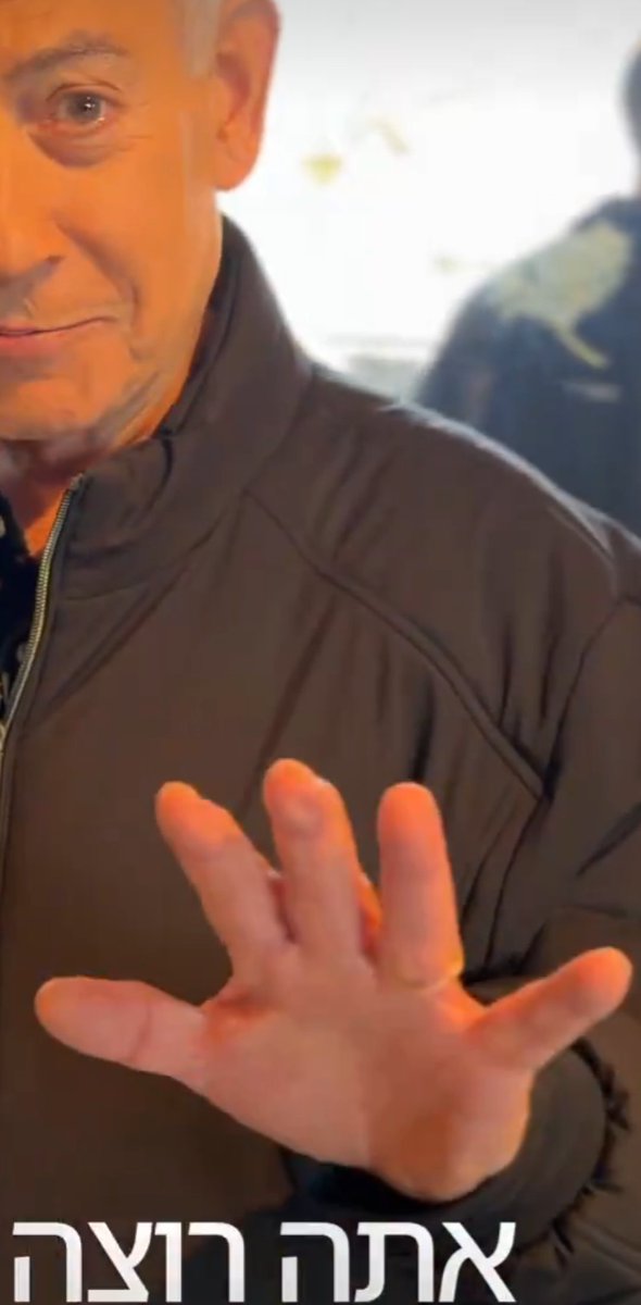 VaticanCartel's tweet photo. @netanyahu That's an odd looking hand.  How about that fingernail on the middle finger? https://t.co/nnO3XMIynA