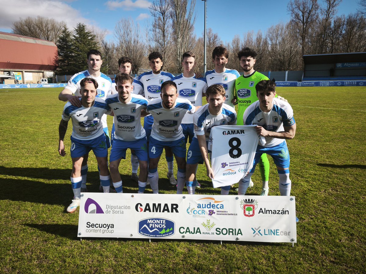 SDAlmazanoficia's tweet photo. Hoy toca dedicar la victoria a nuestro jugador SERGIO SANTACRUZ por el fallecimiento de su padre en el día de hoy y que no ha podido estar con nosotros. 
Se ha hecho un minuto de silencio en los prolegómenos del partido por ello.

Nuestras condolencias a la familia y allegados 🖤 https://t.co/QG2K3hG964