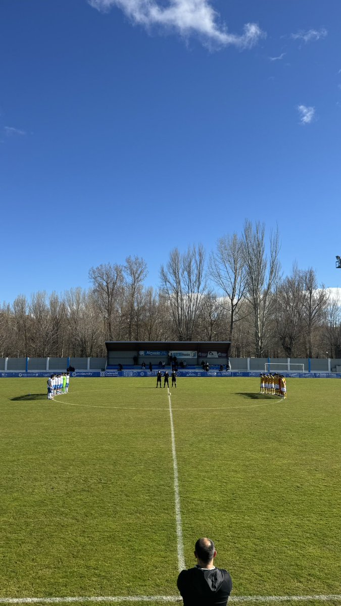 SDAlmazanoficia's tweet photo. Hoy toca dedicar la victoria a nuestro jugador SERGIO SANTACRUZ por el fallecimiento de su padre en el día de hoy y que no ha podido estar con nosotros. 
Se ha hecho un minuto de silencio en los prolegómenos del partido por ello.

Nuestras condolencias a la familia y allegados 🖤 https://t.co/QG2K3hG964
