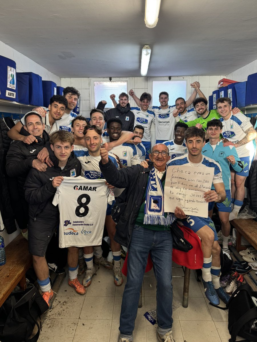 SDAlmazanoficia's tweet photo. Hoy toca dedicar la victoria a nuestro jugador SERGIO SANTACRUZ por el fallecimiento de su padre en el día de hoy y que no ha podido estar con nosotros. 
Se ha hecho un minuto de silencio en los prolegómenos del partido por ello.

Nuestras condolencias a la familia y allegados 🖤 https://t.co/QG2K3hG964