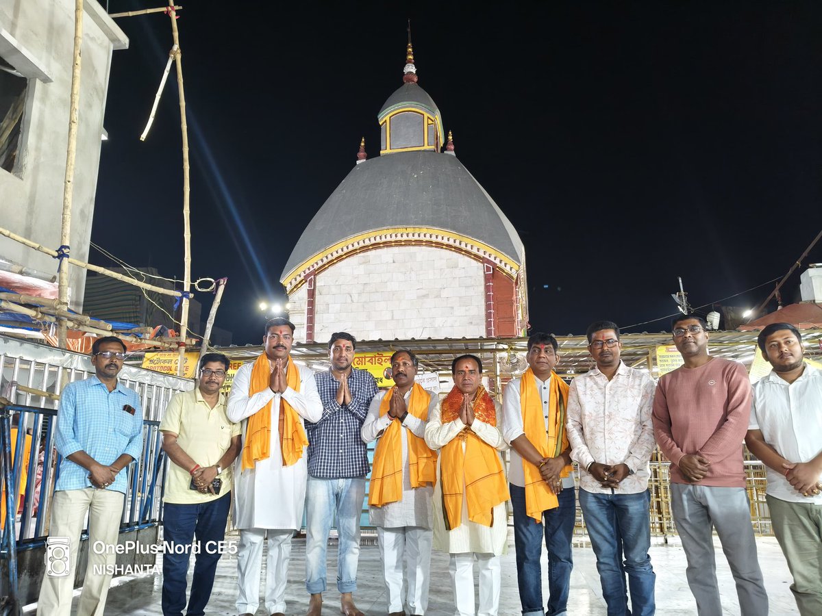 आज पश्चिम बंगाल प्रवास के दौरान बीरभूम जिले में
द्वारका नदी के तट पर स्थित प्राचीन तारापीठ मंदिर में विधि-विधान से पूजा-अर्चना कर माँ तारा देवी जी के चरणों में शीश झुकाकर आशीर्वाद लिया एवं सभी की खुशहाली की प्रार्थना की ।

माँ की कृपा और आशीर्वाद सभी पर बना रहे।