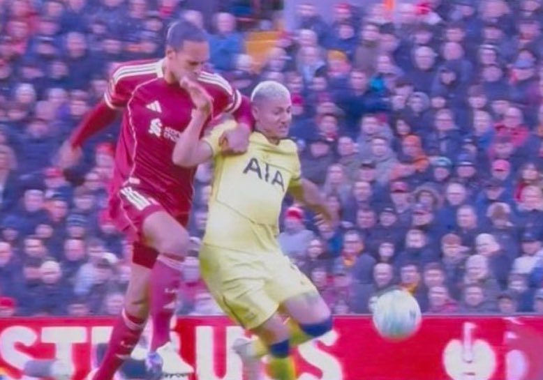 1882_Tottenham's tweet photo. By the way….
Officiating killing us again https://t.co/dJg6wlVUfZ