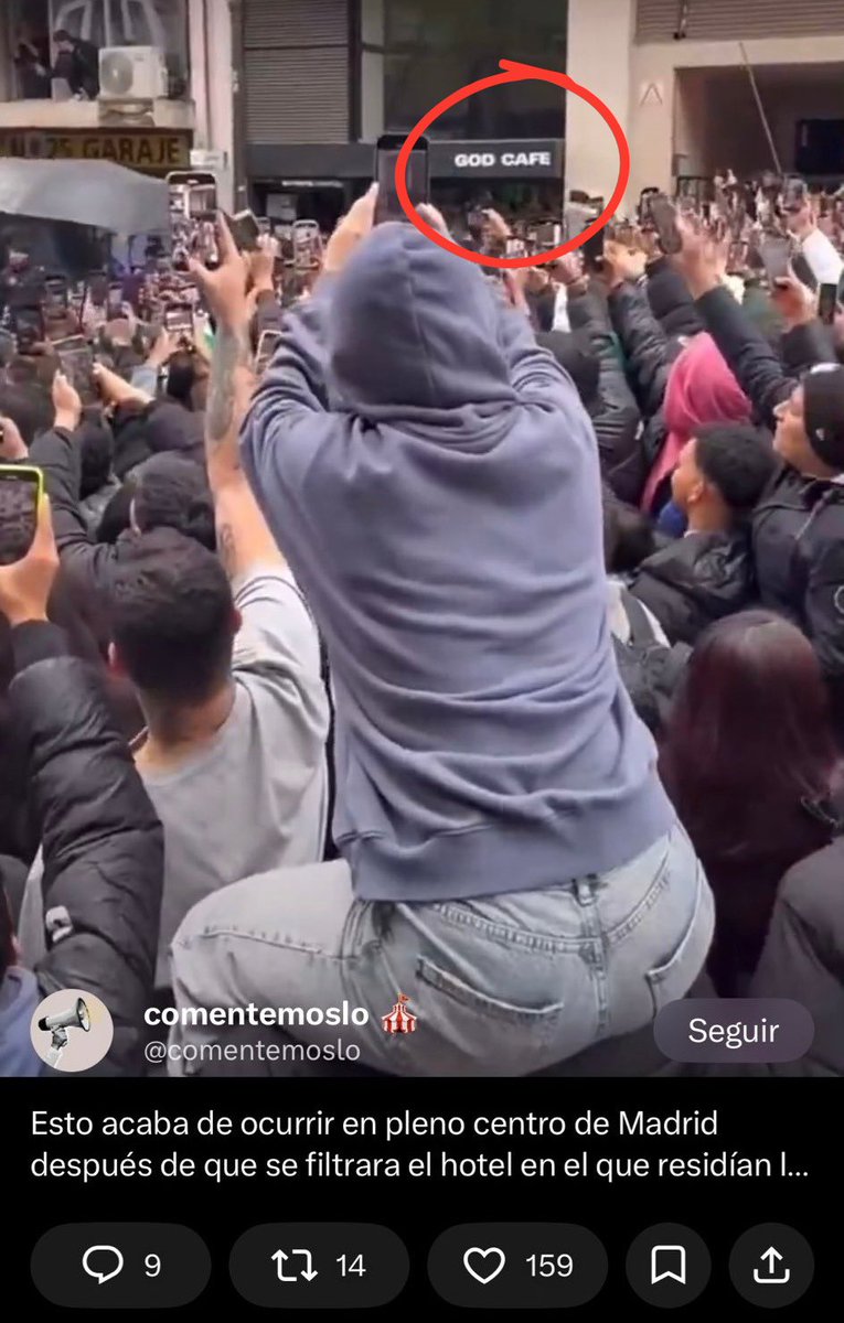 abu_resiste's tweet photo. Citando un video para hacer creer a la gente que esas personas están ahí y resulta que de ese video hace un año.

Esa gente estaba al frente de esa cafetería porque dentro estaba FEID, no ningún concursante de la cárcel de los gemelos.

Las pruebas: https://t.co/SObIuJ2dET