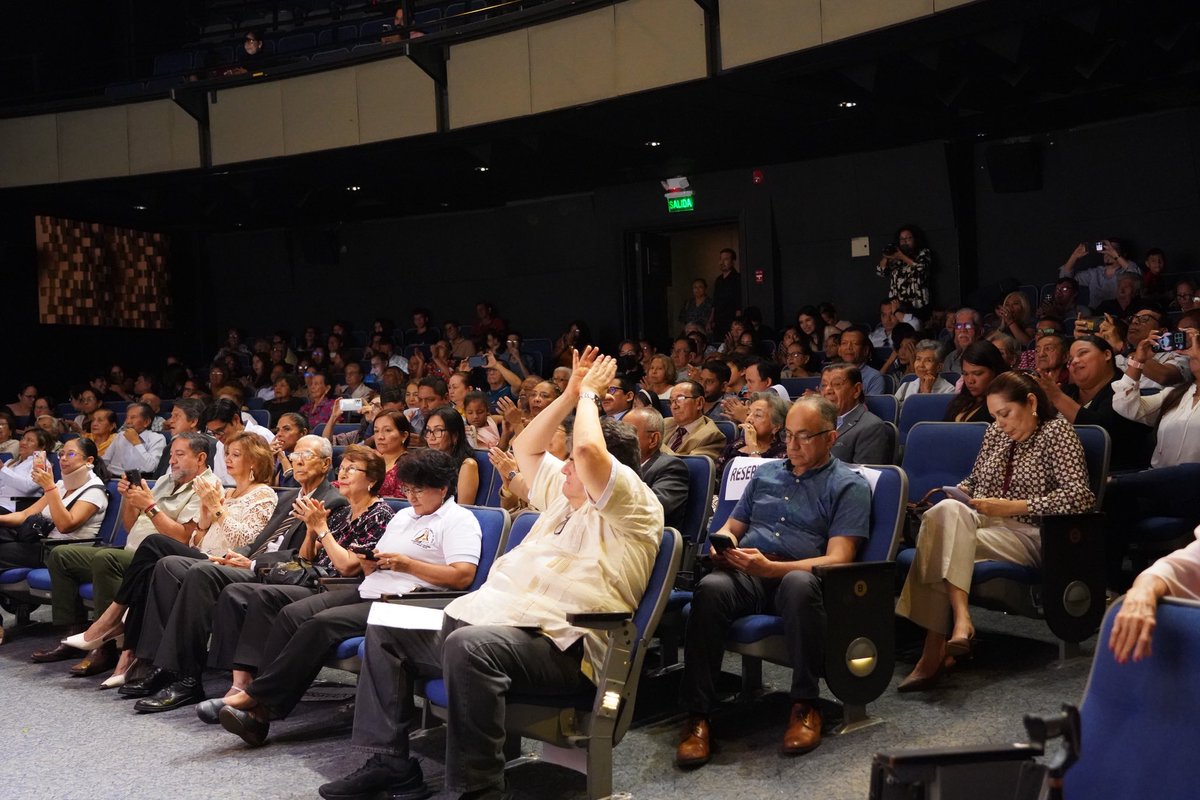 IESSGuayas's tweet photo. Carlos Villacres, director del coro, enfatizó que: “Para mí es un orgullo dirigirlos y ver la evolución que tienen día a día, esta actividad es sanadora” https://t.co/wqyGpx6xpb