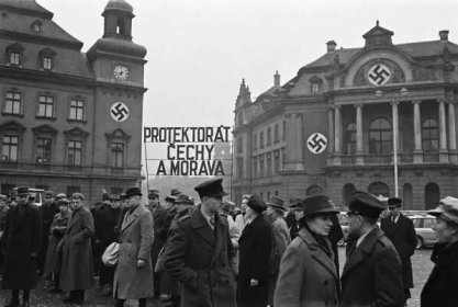 Ahoj, kamarádi.
Dne 15. března 1939 k nám vstoupila NĚMECKÁ ARMÁDA a společně s gestapem a dalšími ozbrojenými složkami terorizovala naše předky dalších 6 let.
Nezapomínejme na přibližně 360 000 obětí.