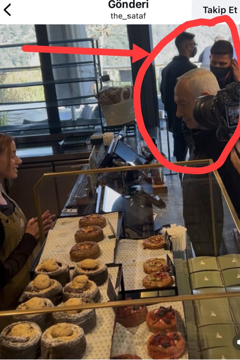 Olayı çözdüm!

Netanyahu korona döneminde bugünkü görüntülerde olan Sataf Cafe'ye gidip kahve içmiş. Eski görüntülerde korumalarının koronadan dolayı maske taktiği görülüyor. 

Muhtemelen yeni görüntüler eskileri baz alınarak yapay zeka ile hazırlandı.