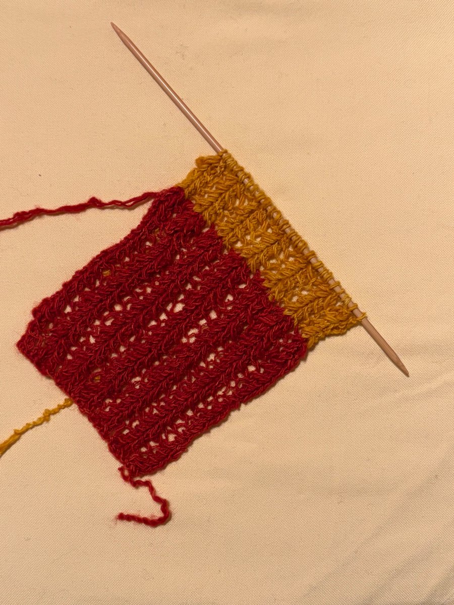EJTwool's tweet photo. 自分で紡いだ糸を染めてマフラー🧣編んでます。
糸は不揃いで編みにくいですが、
初めてだったし、撚りの仕方間違えたし、まあ良しとします。 https://t.co/00yhuNF7ZG