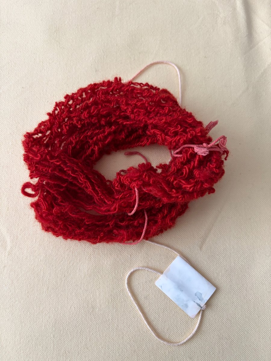 EJTwool's tweet photo. 自分で紡いだ糸を染めてマフラー🧣編んでます。
糸は不揃いで編みにくいですが、
初めてだったし、撚りの仕方間違えたし、まあ良しとします。 https://t.co/00yhuNF7ZG
