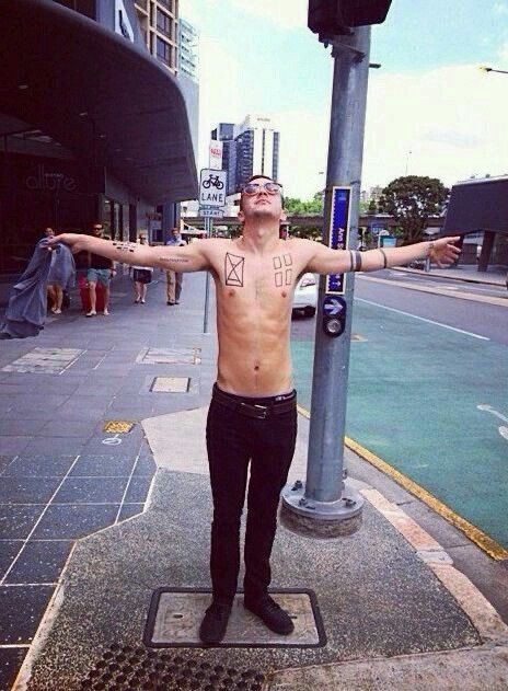 chløe is semi-autømatic tweet media