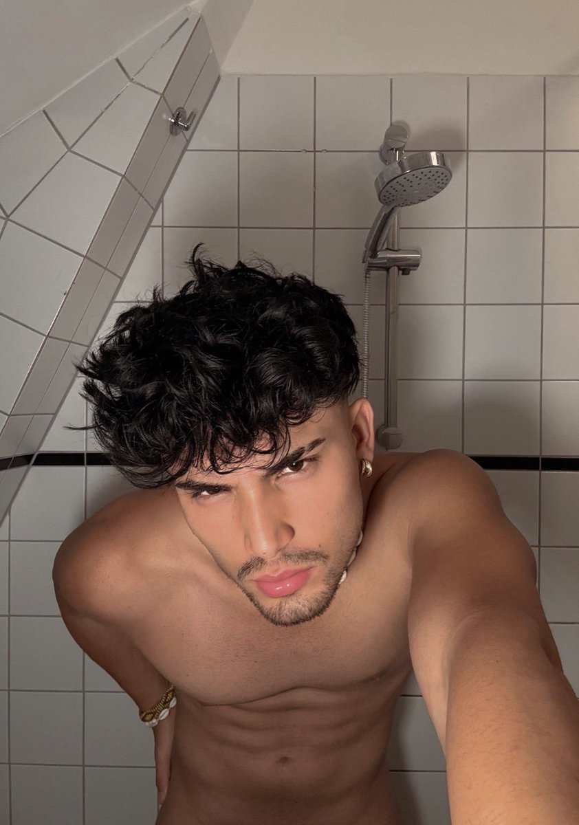 konradhawkins's tweet photo. #sexyboy #gayboy #spanishboy #selfie #bogosse https://t.co/UD4WX5elGz