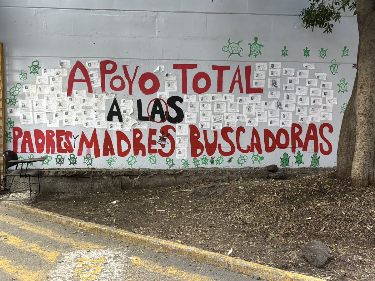 bugHunterLabs0's tweet photo. @lopezobrador_ @lopezobrador_ ¿Y si en vez de pedir dinero para Cuba lo pides para las madres buscadoras 🇲🇽? Ellas buscan a los Mexicanos hasta debajo de las piedras y la tierra. Sabemos que si un día nos falta alguien o nosotros mismos faltamos, las mamás siempre nos buscarán 🪏🇲🇽 https://t.co/wm1j2yf7fK