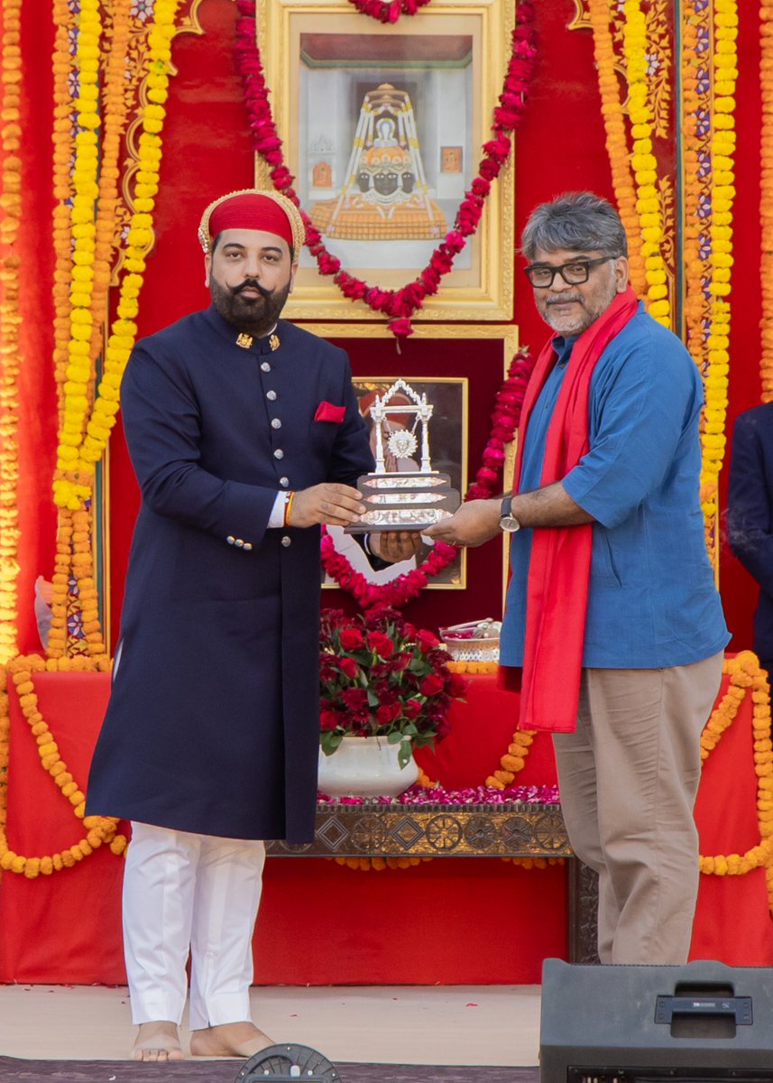 वरिष्ठ पत्रकार कमलेश किशोर सिंह को
हल्दीघाटी घाटी अलंकरण  से सम्मानित करते हुए श्री जी डॉक्टर लक्ष्यराज सिंह मेवाड़ 
महाराणा मेवाड़ चैरिटेबल फाउंडेशन का 42वाँ वार्षिक सम्मान समारोह सिटी पैलेस के ऐतिहासिक माणक चौक में हुआ 
#udaipur #mewar <a href="/kamleshksingh/">ᴋᴀᴍʟᴇsʜ sɪɴɢʜ / tau</a>