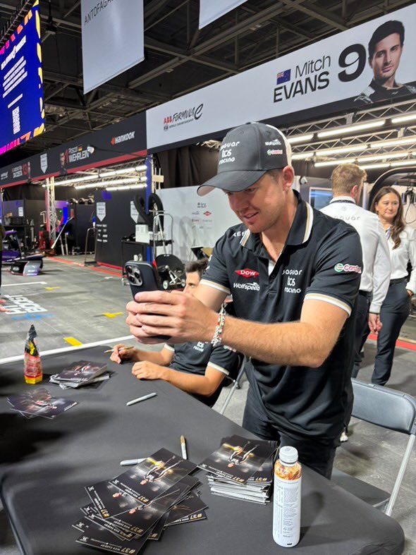 zoe ᯓ★ tweet media