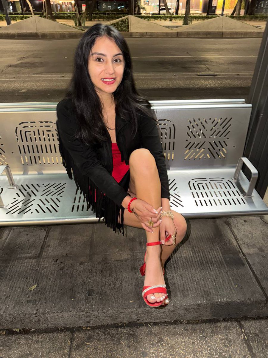 ¿Día o noche? Cabello, ¿suelto o peinado?, ¿#flipflops o #tacones? 
Quiero conocerte más comenta tus gustos...
#feetfetısh #nails