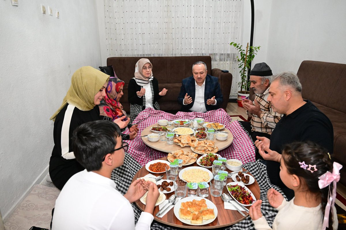 nevsehirvalilik's tweet photo. Valimiz Sayın @ValiFidan ve eşi Prof. Dr. Fatma Fidan Hanımefendi, bugün Sarıkaya ailesinin iftar sofrasına misafir oldu.

Türk Kızılay Nevşehir Şube Başkanı Ercan Civelek ve eşi Edibe Civelek’in de eşlik ettiği ziyarette Valimiz Sayın Ali Fidan ve eşi Prof. Dr. Fatma Fidan Hanımefendi, Şerife ve Şammas Sarıkaya çifti ile birlikte iftar yaptı.

Ziyaret sırasında aile bireyleriyle yakından ilgilenen Valimiz Sayın Ali Fidan, Sarıkaya ailesiyle bir süre sohbet ederek Ramazan ayının paylaşma, dayanışma ve kardeşlik duygularının güçlendiği müstesna bir zaman dilimi olduğunu ifade etti.

Ramazan ayı vesilesiyle iftar ve sahur sofralarında bir araya gelmenin gönül bağlarını güçlendirdiğini belirten Valimiz Sayın Ali Fidan, misafirperverliklerinden dolayı Şerife ve Şammas Sarıkaya çiftine teşekkür etti.