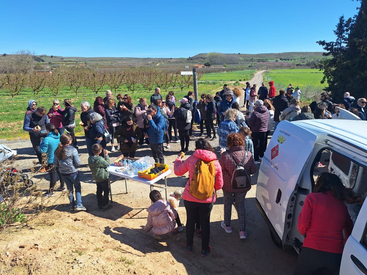 AjBenaventdeSeg's tweet photo. 🌸Caminada de la floració🌸Avui hem gaudit d’un matí de natura i paisatge colorit amb els camps florits, on han participat més de 120 persones. Tot i el vent, el sol ha brillat escalfant el bon ambient. 

L’Ajuntament ha ofert avituallament. Gràcies a #FruitsdePonet per la fruita https://t.co/DIAOTISB4m