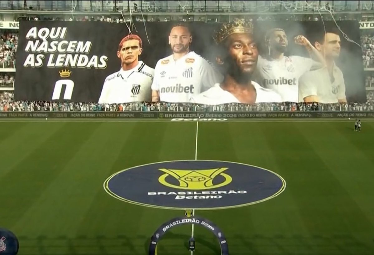 Bandeirão da torcida do Santos:

"Aqui nascem as lendas"

📸 Reprodução/TV Globo