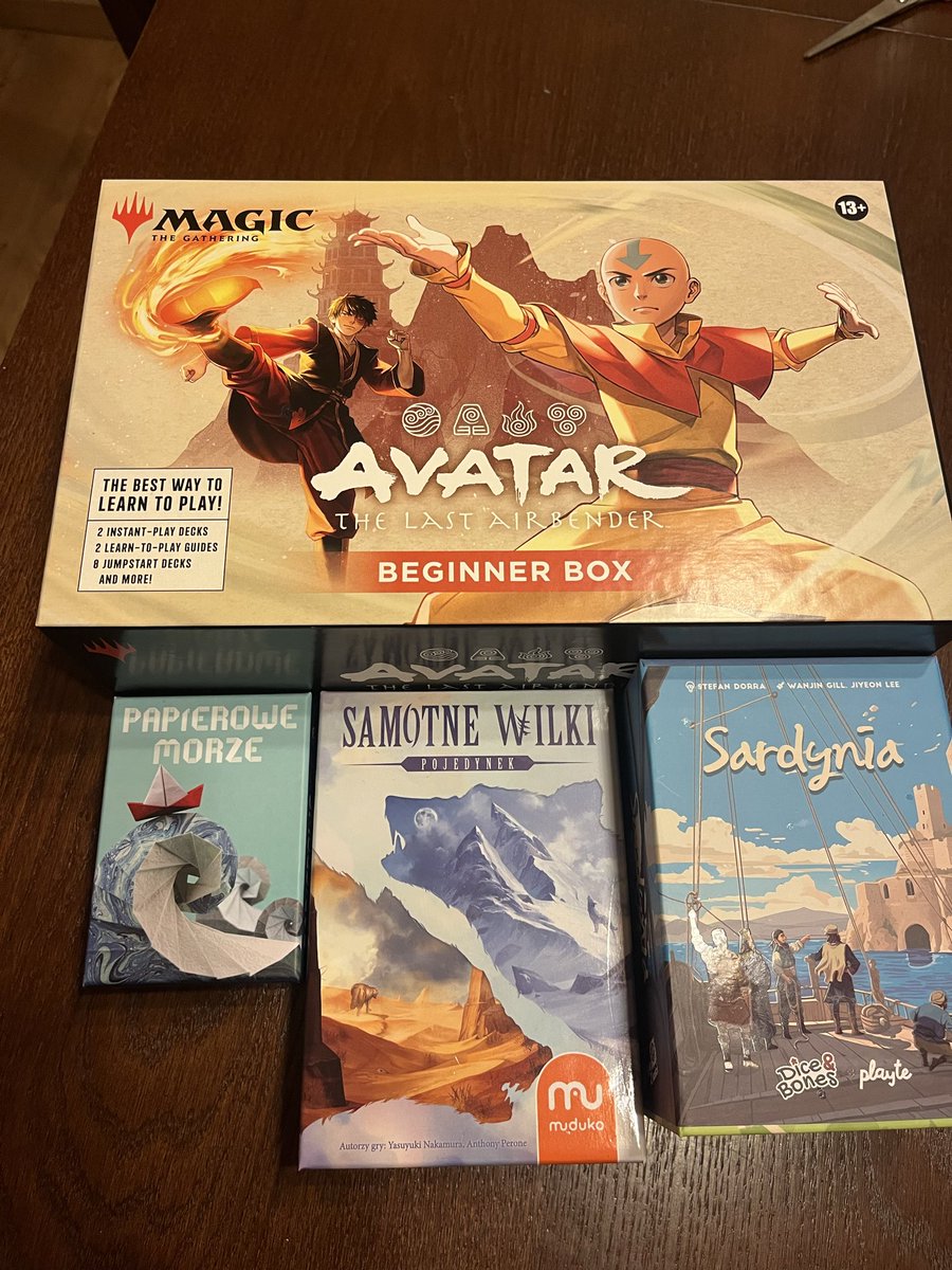 Popełniłem być może największy zakupowy błąd od dawna i kupiłem zestaw starterowy do Magic the Gathering. :v Poza tym trzy mniejsze zakupy. Udaje mi się w tym roku powstrzymywać wydawanie pieniędzy na przyjemności, ale na Grajkonie puściły lekko hamulce :v