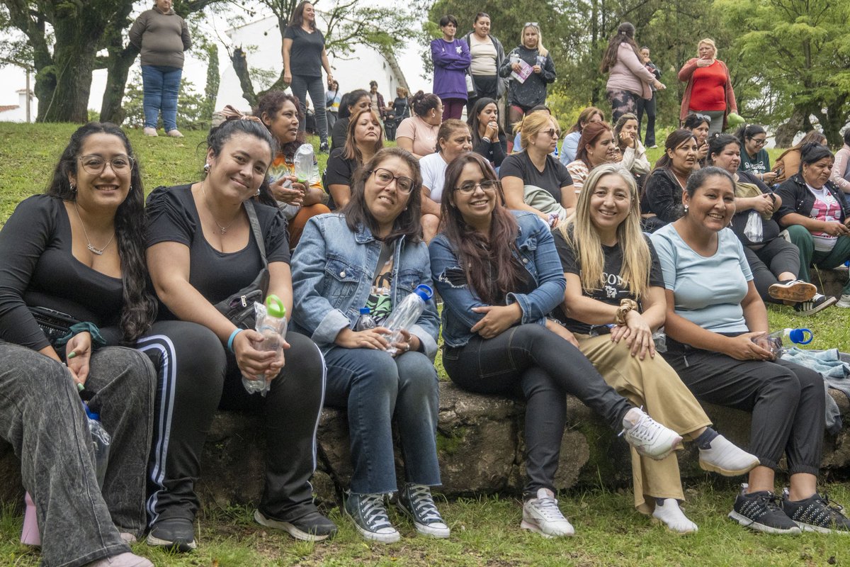 DesarrolloHCba's tweet photo. ¡Empezaron los festejos por los 10 años de las Salas Cuna!

Mediante encuentros de educadoras, referentes y personal de cocina en la Colonia de Santa Catalina, reconoceremos el fundamental trabajo que realizan a diario acompañando a la primera infancia desde este programa modelo. https://t.co/pHlRONlerX