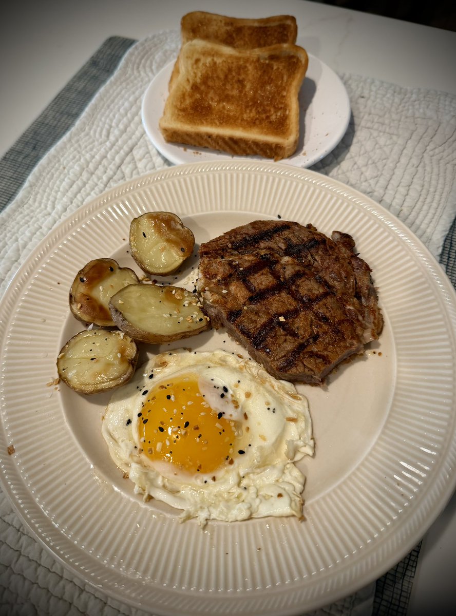 mlzema's tweet image. #TwitterSupperClub
#SundayBrunch “Clean Out The Fridge” Edition!

Steak &amp;amp; Eggs w/Ribeye Steak, Sunny-Side-Up Egg, Roasted Potatoes &amp;amp; Buttered Toast
