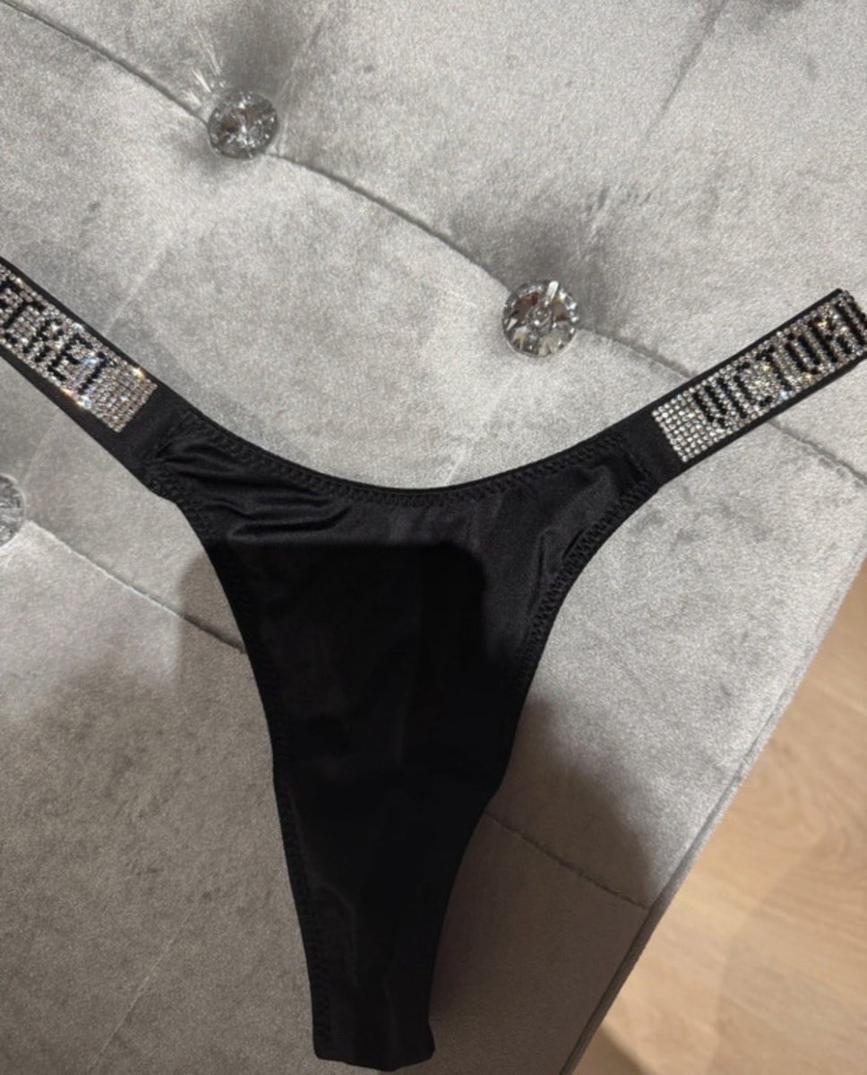 lucialovely6969's tweet photo. bonsoir mes chéries, je vous informe que je vends de la lingerie déjà utilisée autant de fois que vous le souhaitez, si vous êtes prêts à mettre le prix disponible aussi pour des cam PAS SÉRIEUX SABSTENIR!!⚠️⚠️
#culotte #regle #moneyslave
#soumis #fétichisme #pied https://t.co/VeUswY3qA4