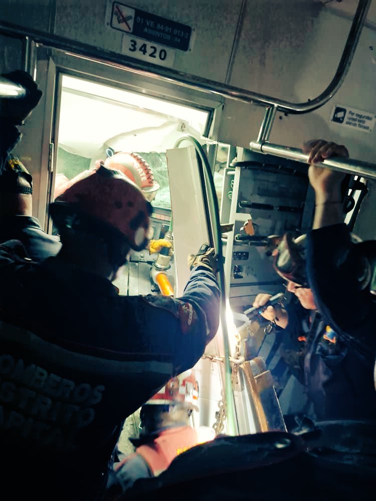 ElParaisoNow's tweet photo. #Suceso|| #Urgente Ferrocarril de los Valles del Tuy descarriló este domingo en la estación La Rinconada, en Caracas. Bomberos, PC, PNB y GNB activaron operativo de rescate. Reportan por ahora 05 heridos
https://t.co/KOuKS6rZog https://t.co/ho9IjqvLFa
