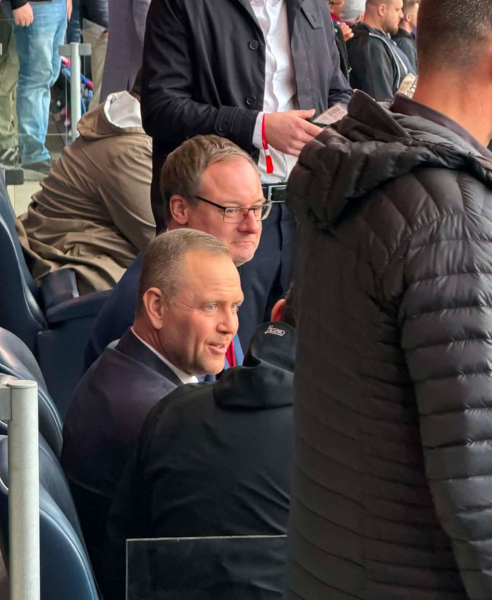 Okazuje się, że bojówkarze Donalda pół dnia stali pod Pałacem Prezydenckim, a Prezydent na Śląsku w Zabrzu ⚽️⚽️⚽️

Hahaha 🤣🤣🤣