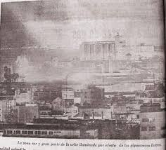 AntonioUbilla1's tweet photo. 10 marzo 1976,  hace 5 días se cumplieron 50 años del dantesco incendio al sur de la ciudad de Guayaquil. 
Incendio en los depósitos de combustible de Shell Gas alteraron el descanso de los habitantes de sectores del sur como la ciudadela 9 de Octubre y el barrio Cuba, la madrugada del 10 de marzo, frente de la ciudadela Nueve de Octubre, ocurrió una explosión de combustible que provocó daños en la mayoría de las viviendas del sector. 
Era los depósitos de Shell Gas.
La ciudad vivió angustiosas horas de pánico y zozobra, cuando producto de la imprudencia e irresponsabilidad del conductor de un tanquero, estalló un dantesco incendio. Las explosiones se escucharon repetidamente y las llamas podían verse a muchos kilómetrosde distancia. Cuentan que por el sector de Juan Montalvo y Boyacá esa mañana todas las personas estaban asustadas porque siendo 2 de la mañana se veía naranja y rojo el cielo lo cual la gente desde el cerro del Carmen veía las llamaradas.
Si se contaminaban los tanques de reserva de combustible, probablemente desaparecía un sector del sur de la ciudad    #GrandesIncendios