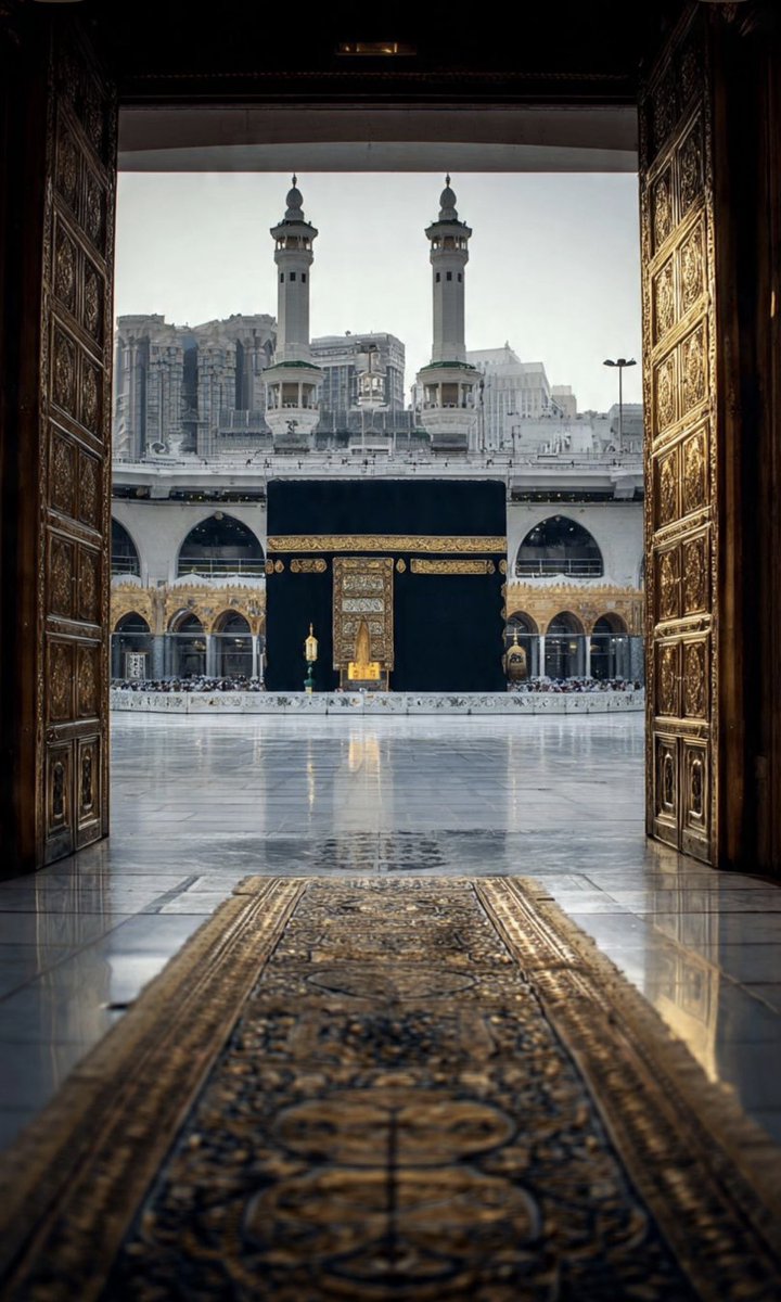 نحمد الله على ما أنعم به على وطننا الغالي من أمنٍ وأمان، في ظل القيادة الرشيدة لخادم الحرمين الشريفين الملك سلمان بن عبدالعزيز وسمو ولي عهده الأمين الأمير محمد بن سلمان.

وفي وقتٍ نسمع فيه عن سقوط المسيرات والصواريخ في الحروب من حولنا، نعيش في بلادنا حياةً طبيعية وكأن شيئًا لم