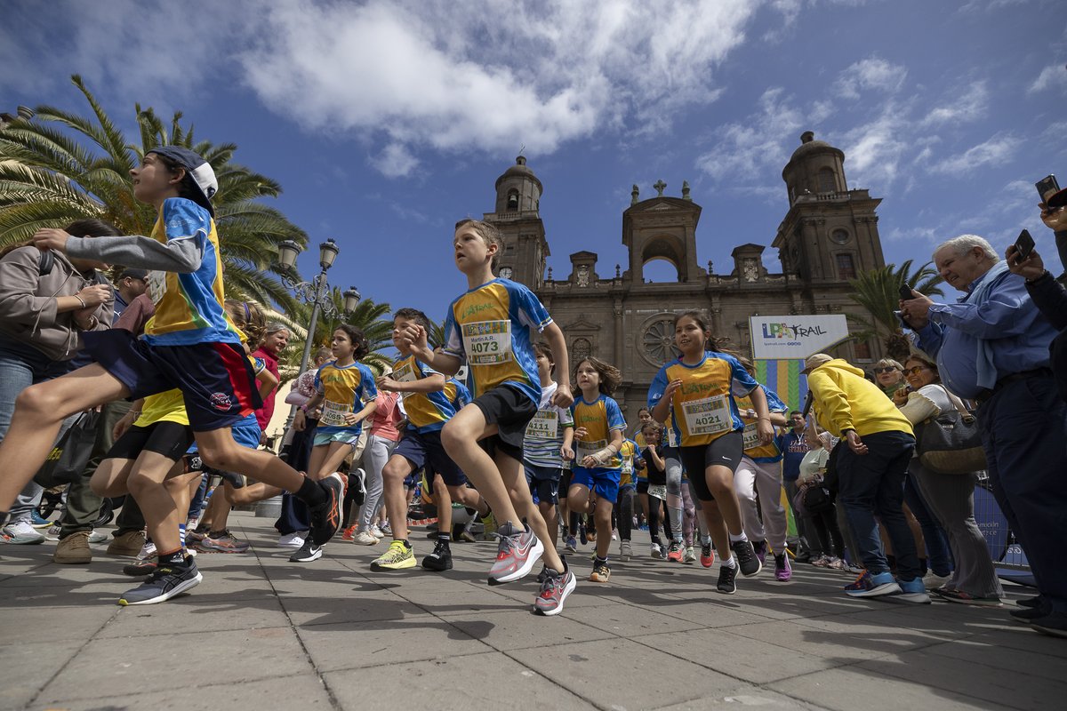 Aristaeventos's tweet photo. 🌟Katarzyna Slusarczyk y Jorge Álvarez dominan la distancia larga de LPA Trail 2026

Espectacular día deportivo y familiar en la Plaza de Santa Ana con más de 1.100 atletas

📰Noticia: https://t.co/wBWEuC28Xf https://t.co/OfUnZzhnUm