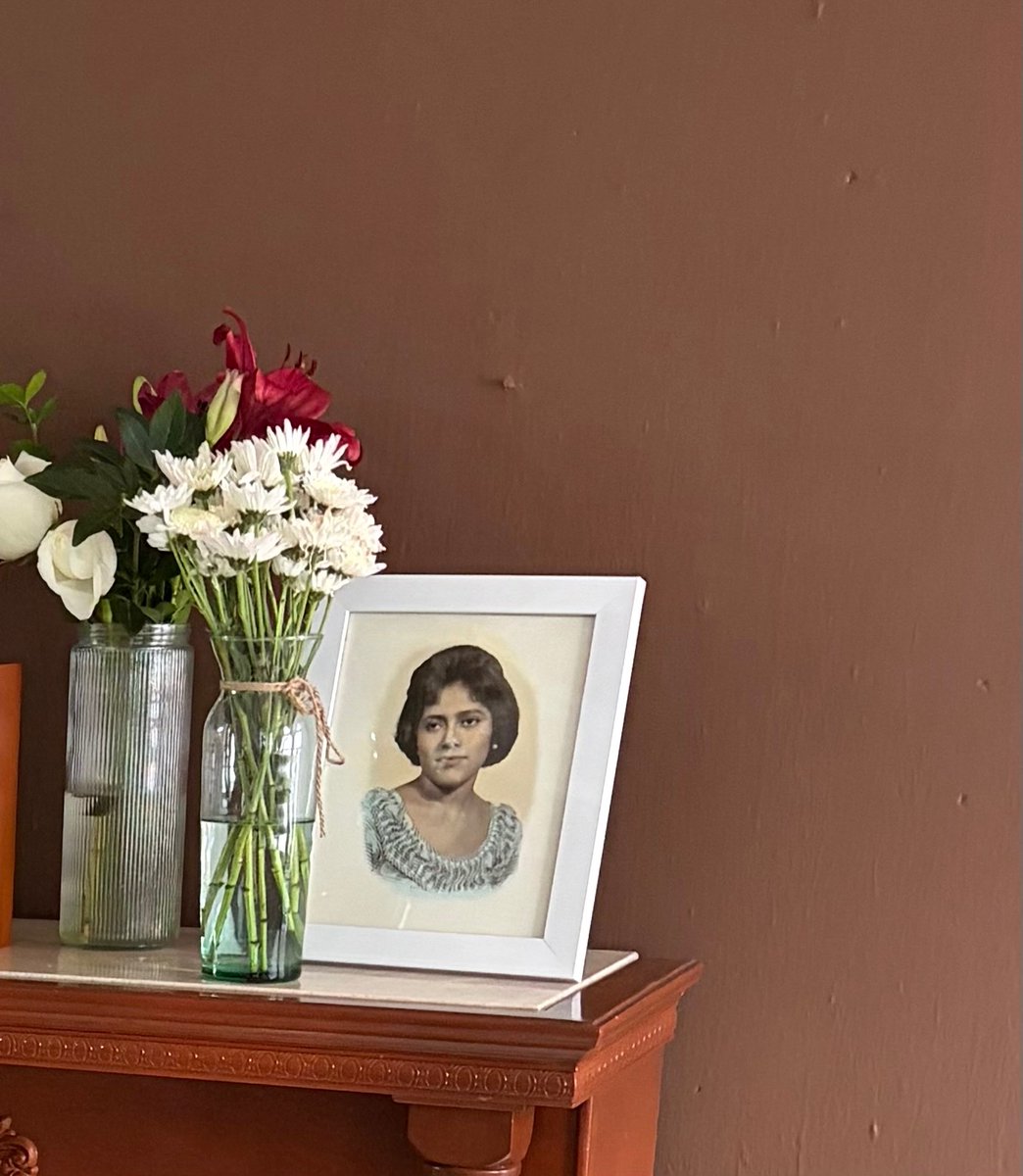 No puedo creer que hace un mes ivana le mandó flores a mi abue y aún viven ❤️