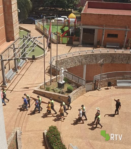 "LA DIGNIDAD PISOTEADA
 Cañicultores esposados en el Palacio de Justicia de Villarrica"

La imagen es desgarradora: cañicultores esposados como si fueran grandes delincuentes, llegando al Palacio de Justicia de Villarrica. Los productores, que solo exigían el cumplimiento de un