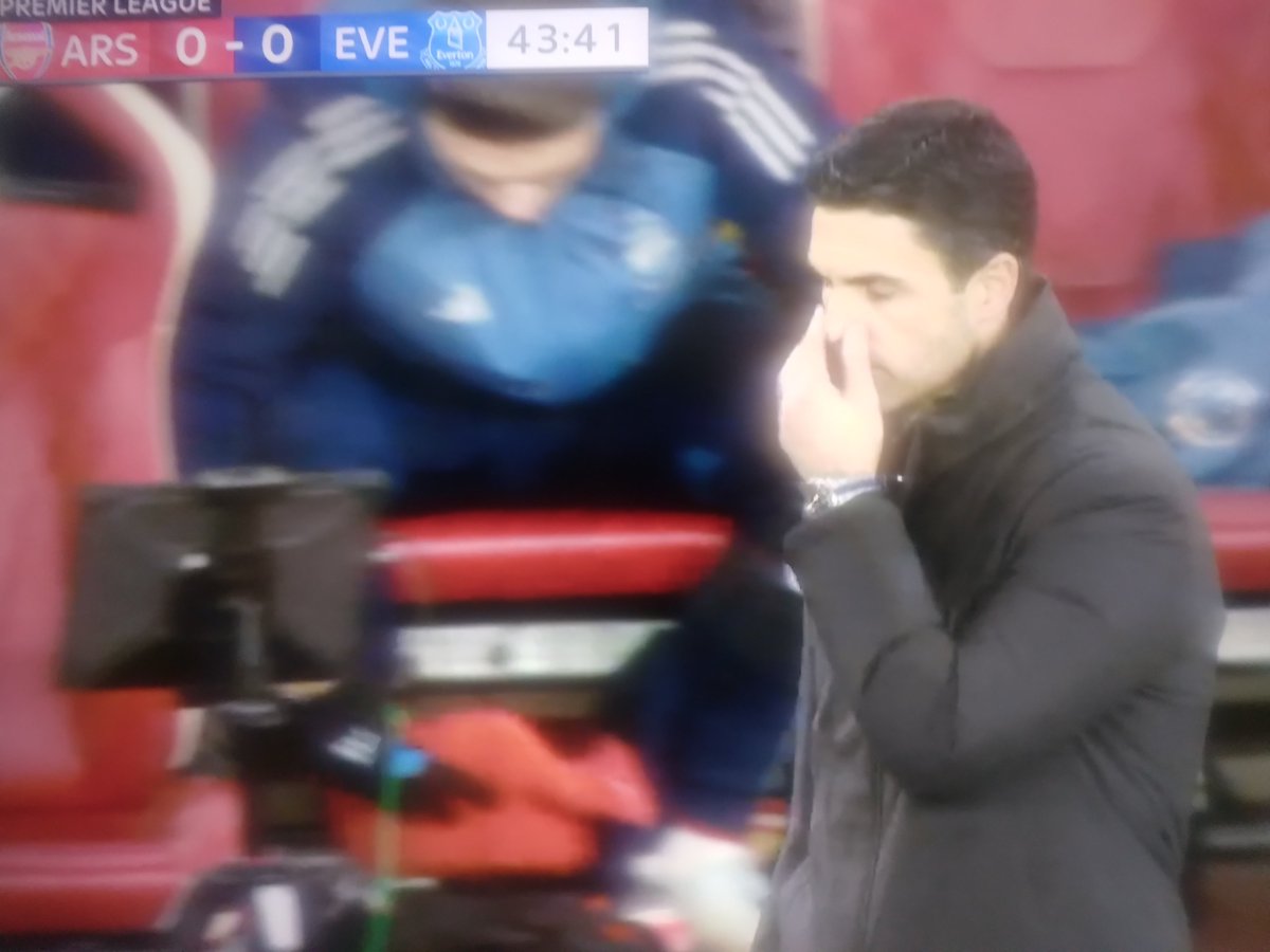 THumperGuy's tweet photo. It must still be cold in the UK when the Football players on the bench are using a hot water bottle to keep warm. https://t.co/IerqHwwZCk